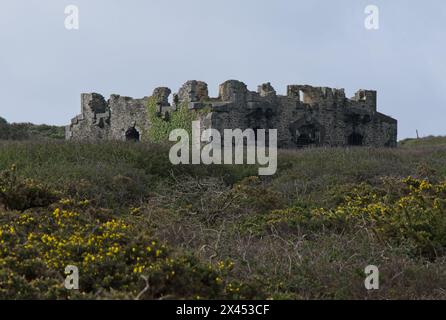 Crozon, Frankreich - 5. April 2024: Festung aber in Finistere, Bretagne. Es liegt zwischen den Weilern von Treberon. Bewölkter Frühlingstag. Selektiver Fokus Stockfoto