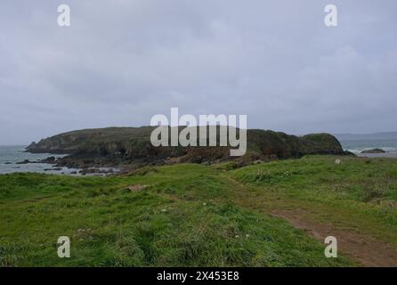 Crozon, Frankreich - 5. April 2024: Festung aber in Finistere, Bretagne. Es liegt zwischen den Weilern von Treberon. Bewölkter Frühlingstag. Selektiver Fokus Stockfoto