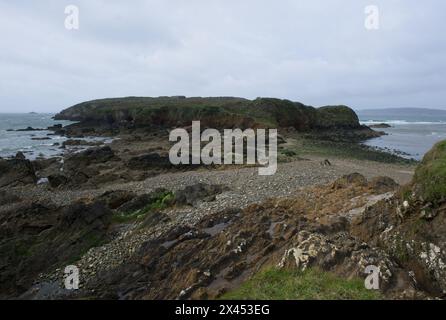 Crozon, Frankreich - 5. April 2024: Festung aber in Finistere, Bretagne. Es liegt zwischen den Weilern von Treberon. Bewölkter Frühlingstag. Selektiver Fokus Stockfoto