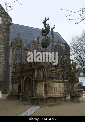 Plougastel-Daoulas, Frankreich - 6. April 2024: Calvary von Plougastel-Daoulas. Bewölkter Frühlingstag. Selektiver Fokus Stockfoto