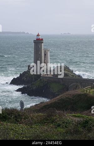 Plouzane, Frankreich - 6. April 2024: Der Leuchtturm von Little Minou (Le Phare du Petit Minou) ist ein Leuchtturm an der Küste im Westen von Brest. Selektiv Stockfoto