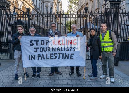 Jeremy Corbyn und Owen Jones von der National Union of Journalists veranstalten eine Kundgebung in Whitehall, vor der Residenz des Premierministers in der Downing Street 10, um an Journalisten zu erinnern, die im Konflikt zwischen Israel und Gaza getötet wurden, in London, Großbritannien Stockfoto