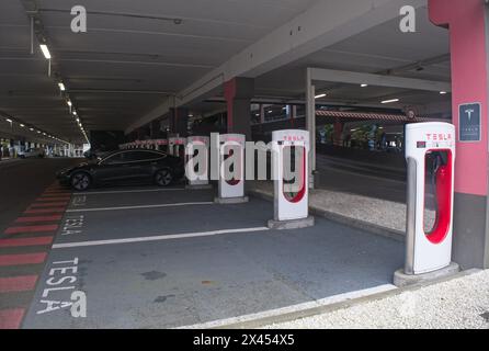 Brest, Frankreich - 7. April 2024: Eine statische Aufnahme eines soliden schwarzen Tesla Model 3 Doppelmotors beim Brest V3 Superchager an einem regnerischen Frühlingstag. Wählen Sie Aus Stockfoto