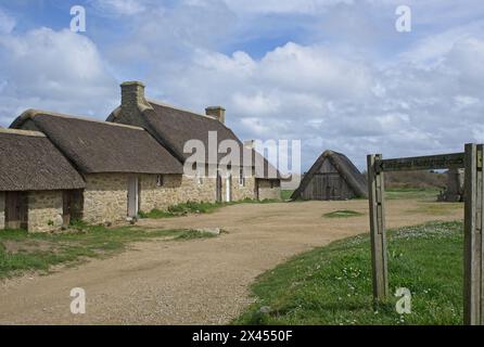 Kerlouan, Frankreich - 7. April 2024: Meneham Village, Kerlouan, Finistere, Bretagne Frankreich. Haus zwischen den Felsen. Sonniger Frühlingstag. Selektiv Stockfoto