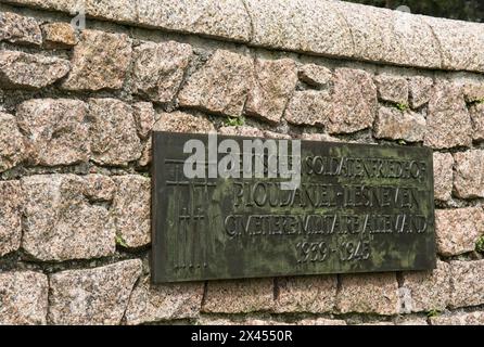 Lesneven, Frankreich - 7. April 2024: Dieser Kriegsfriedhof in Ploudaniel-Lesneven beherbergt die Gräber von über 5831 Soldaten, die während der Zweiten Welt getötet wurden Stockfoto