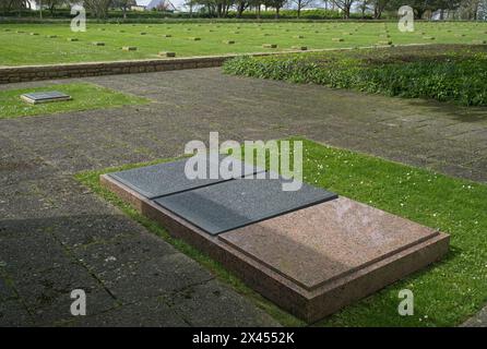 Lesneven, Frankreich - 7. April 2024: Dieser Kriegsfriedhof in Ploudaniel-Lesneven beherbergt die Gräber von über 5831 Soldaten, die während der Zweiten Welt getötet wurden Stockfoto