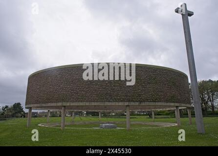 Lesneven, Frankreich - 7. April 2024: Dieser Kriegsfriedhof in Ploudaniel-Lesneven beherbergt die Gräber von über 5831 Soldaten, die während der Zweiten Welt getötet wurden Stockfoto