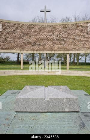 Lesneven, Frankreich - 7. April 2024: Dieser Kriegsfriedhof in Ploudaniel-Lesneven beherbergt die Gräber von über 5831 Soldaten, die während der Zweiten Welt getötet wurden Stockfoto