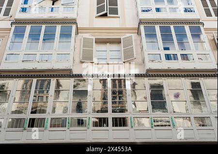 Fassade mit vielen hohen Fenstern Stockfoto