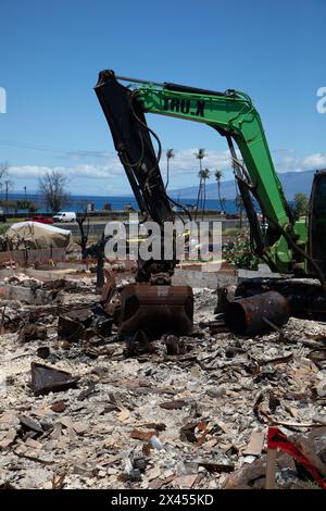 Maui, Usa. 18. April 2024. U. Die Arbeiter des US Army Corps of Engineer verwenden schwere Ausrüstung während der Säuberungs- und Beseitigungsarbeiten nach den Waldbränden, die das historische Dorf Lahaina am 18. April 2024 in Maui, Hawaii, heimgesucht haben. Die Brände am 8. August 2023 zerstörten 80 % der Stadt und töteten über 100 Menschen. Quelle: Makenzie Leonard/USACE/Alamy Live News Stockfoto