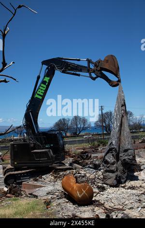 Maui, Usa. 18. April 2024. U. Die Arbeiter des US Army Corps of Engineer verwenden schwere Ausrüstung während der Säuberungs- und Beseitigungsarbeiten nach den Waldbränden, die das historische Dorf Lahaina am 18. April 2024 in Maui, Hawaii, heimgesucht haben. Die Brände am 8. August 2023 zerstörten 80 % der Stadt und töteten über 100 Menschen. Quelle: Makenzie Leonard/USACE/Alamy Live News Stockfoto