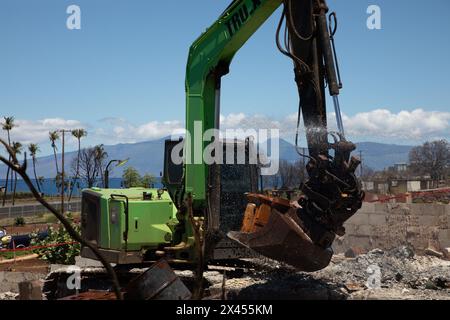 Maui, Usa. 18. April 2024. U. Die Arbeiter des US Army Corps of Engineer verwenden schwere Ausrüstung während der Säuberungs- und Beseitigungsarbeiten nach den Waldbränden, die das historische Dorf Lahaina am 18. April 2024 in Maui, Hawaii, heimgesucht haben. Die Brände am 8. August 2023 zerstörten 80 % der Stadt und töteten über 100 Menschen. Quelle: Makenzie Leonard/USACE/Alamy Live News Stockfoto