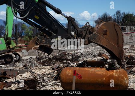 Maui, Usa. 18. April 2024. U. Die Arbeiter des US Army Corps of Engineer verwenden schwere Ausrüstung während der Säuberungs- und Beseitigungsarbeiten nach den Waldbränden, die das historische Dorf Lahaina am 18. April 2024 in Maui, Hawaii, heimgesucht haben. Die Brände am 8. August 2023 zerstörten 80 % der Stadt und töteten über 100 Menschen. Quelle: Makenzie Leonard/USACE/Alamy Live News Stockfoto