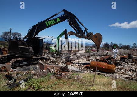 Maui, Usa. 18. April 2024. U. Die Arbeiter des US Army Corps of Engineer verwenden schwere Ausrüstung während der Säuberungs- und Beseitigungsarbeiten nach den Waldbränden, die das historische Dorf Lahaina am 18. April 2024 in Maui, Hawaii, heimgesucht haben. Die Brände am 8. August 2023 zerstörten 80 % der Stadt und töteten über 100 Menschen. Quelle: Makenzie Leonard/USACE/Alamy Live News Stockfoto