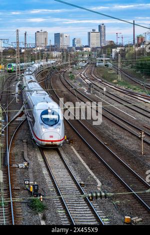 Zug auf den Gleisen westlich des Essener Hauptbahnhofs, Skyline der Innenstadt, ICE-Bahn, NRW, Deutschland, Stockfoto