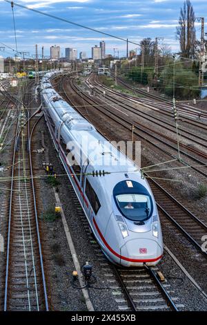 Zug auf den Gleisen westlich des Essener Hauptbahnhofs, Skyline der Innenstadt, ICE-Bahn, NRW, Deutschland, Stockfoto