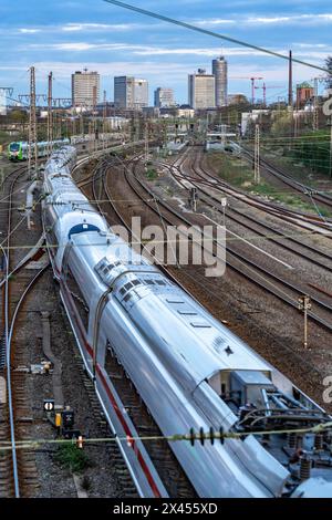 Zug auf den Gleisen westlich des Essener Hauptbahnhofs, Skyline der Innenstadt, ICE-Bahn, NRW, Deutschland, Stockfoto