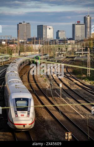 Zug auf den Gleisen westlich des Essener Hauptbahnhofs, Skyline der Innenstadt, ICE-Bahn, NRW, Deutschland, Stockfoto
