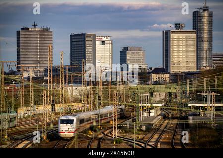 Zug auf den Gleisen westlich des Essener Hauptbahnhofs, Skyline der Innenstadt, ICE-Bahn, NRW, Deutschland, Stockfoto