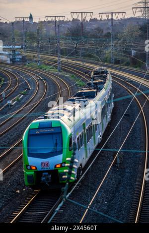 S-Bahn-Zug auf den Gleisen, Eisenbahnsystem, Eisenbahnstrecke westlich des Essener Hauptbahnhofs, NRW, Deutschland, Stockfoto