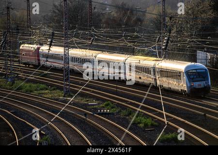 Intercity, IC-Zug auf den Gleisen, Eisenbahnsystem, Eisenbahnstrecke westlich des Essener Hauptbahnhofs, NRW, Deutschland, Stockfoto