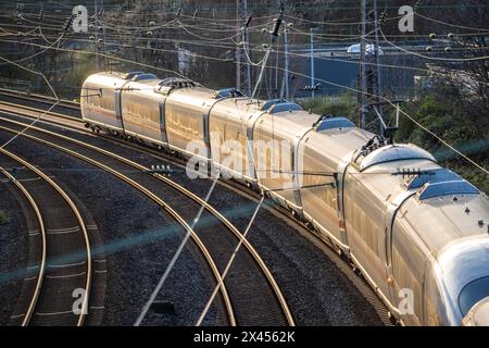 ICE-Zug auf den Gleisen, Eisenbahnsystem, Eisenbahnstrecke westlich des Essener Hauptbahnhofs, NRW, Deutschland, Stockfoto