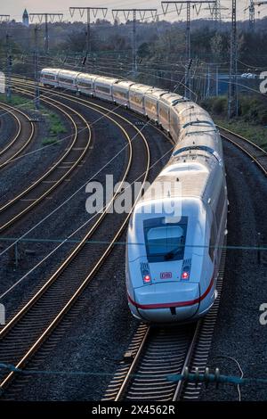 ICE-Zug auf den Gleisen, Eisenbahnsystem, Eisenbahnstrecke westlich des Essener Hauptbahnhofs, NRW, Deutschland, Stockfoto