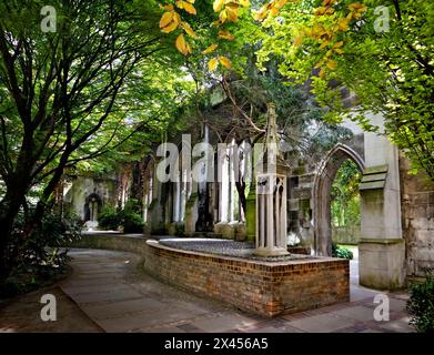 Die grüne Oase von St. Dunstan im East Church Garden, London Stockfoto