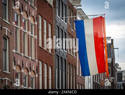 Niederländische Flagge mit orangefarbenem Wimpel für Königstag und Befreiungstag in den Niederlanden Stockfoto