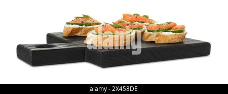 Leckere Kanapees mit Lachs, Gurke und Frischkäse isoliert auf weiß Stockfoto