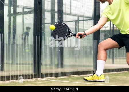 Junger Mann spielt Paddeltennis. Nahaufnahme Stockfoto