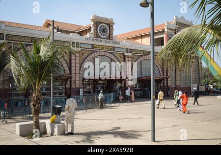 Dakar, Senegal. April 2024. Nicolas Remene/Le Pictorium - TER und Senegal Railways - 19/04/2024 - Senegal/Dakar/Dakar - Dakar Bahnhof, Senegal, 19. April 2024. Der neue TER (Zug-Express-Regionalzug Dakar-AIBD i) wurde am 27. Dezember 2021 offiziell auf den Markt gebracht. Quelle: LE PICTORIUM/Alamy Live News Stockfoto