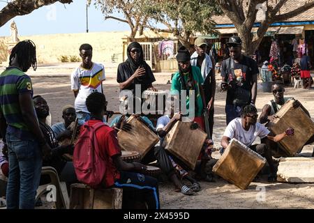 Nicolas Remene/Le Pictorium - Ile de Goree au, Senegal. April 2024. Senegal/Dakar/Goree Island - am Ende des Tages spielen die Jugendlichen Schlagzeug und Djembe in Goree am 23. April 2024. Quelle: LE PICTORIUM/Alamy Live News Stockfoto