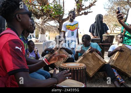 Nicolas Remene/Le Pictorium - Ile de Goree au, Senegal. April 2024. Senegal/Dakar/Goree Island - am Ende des Tages spielen die Jugendlichen Schlagzeug und Djembe in Goree am 23. April 2024. Quelle: LE PICTORIUM/Alamy Live News Stockfoto