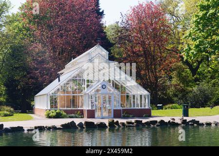 Pearson Park in der Avenues Area, in Hull, East Yorkshire, Großbritannien, zeigt das neue Gewächshaus. Stockfoto