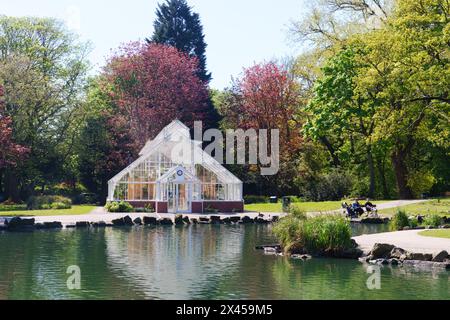 Pearson Park in der Avenues Area, in Hull, East Yorkshire, Großbritannien, zeigt das neue Gewächshaus. Stockfoto