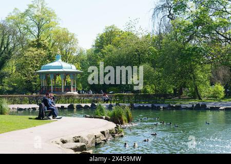 Pearson Park in der Avenues Area, in Hull, East Yorkshire, Großbritannien, zeigt den neuen Bandstand. Stockfoto