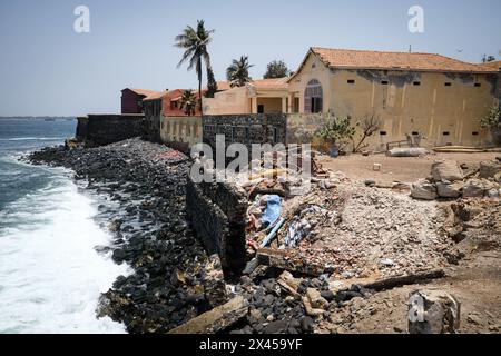 Goree, Senegal. April 2024. © Nicolas Remene/Le Pictorium/MAXPPP - Goree 23/04/2024 Nicolas Remene/Le Pictorium - 23/04/2024 - Senegal/Dakar/Goree - Vue depuis la cour arriere de l'ancien gouvernorat de Goree au Senegal, le 23. april 2024. - Valeurs ACtuelles out, no jdd, jdd out, RUSSIA OUT, NO RUSSIA OUT, NO RUSSIA #norussia/23/04/2024 - Senegal/Dakar/Goree Island - Blick vom Hinterhof des ehemaligen Gouvernements Goree in Senegal, 23. April 2024. Quelle: MAXPPP/Alamy Live News Stockfoto
