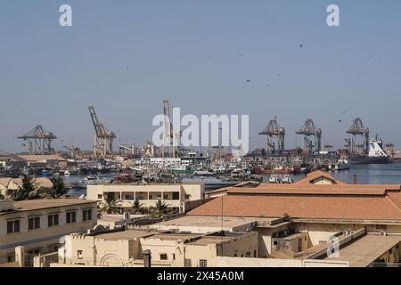 Dakar, Senegal. April 2024. © Nicolas Remene/Le Pictorium/MAXPPP - Dakar 19/04/2024 Nicolas Remene/Le Pictorium - 19/04/2024 - Senegal/Dakar/Dakar - Vue sur le Port autonome de Dakar au senegal, le 19. april 2024. - Valeurs ACtuelles out, no jdd, jdd out, RUSSIA OUT, NO RUSSIA OUT #norussia/19/04/2024 - Senegal/Dakar/Dakar - Blick auf den autonomen Hafen von Dakar in Senegal, 19. April 2024. Quelle: MAXPPP/Alamy Live News Stockfoto