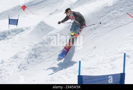 Monoski als Sportart bei schneebedeckten Bergsteigern im Winter Monoski als Sportart im Winter Stockfoto