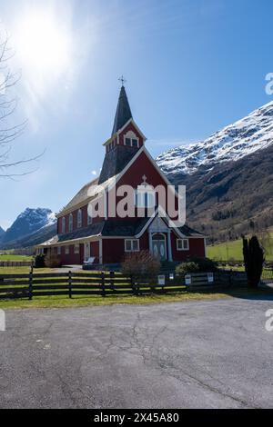 Alte neue Kirche mit schneebedeckten Bergen im Hintergrund Stockfoto