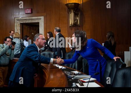 Washington, Vereinigte Staaten Von Amerika. April 2024 30. US-Senatorin Katie Britt (Republikanerin von Alabama), rechts, schüttelt die Hand mit dem Sekretär des US-Bildungsministeriums Miguel Cardona, links, nach einer Senatszuweisung – Unterausschuss für Arbeit, Gesundheit und menschliche Dienste und Bildung, Anhörung der zuständigen Behörden zur Prüfung der vorgeschlagenen Haushaltsvoranschläge und der Begründung für das Geschäftsjahr 2025 für das Bildungsministerium im Dirksen Senate Office Building in Washington, DC, Dienstag, 30. April 2024. Credit: Rod Lamkey/CNP/SIPA USA Credit: SIPA USA/Alamy Live News Stockfoto