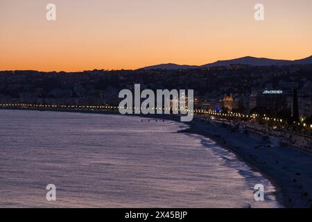 Nizza, Frankreich - 26. März 2019: Aus der Vogelperspektive bei Sonnenuntergang auf die Promenade des Anglais mit dem Hotel Negresco, dem Palais de la Méditerranée und Le Méridie Stockfoto