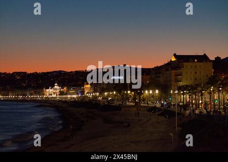Nizza, Frankreich - 26. März 2019: Sonnenuntergang auf der Promenade des Anglais mit dem Hotel Negresco, dem Palais de la Méditerranée und Le Méridien. Stockfoto