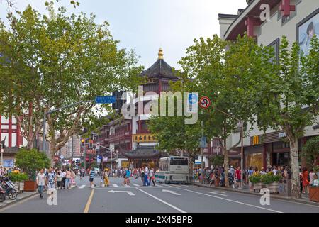 Shanghai, China - 11. August 2018: Hauptstraße des Fang Bang Zhong Lu (Yuyuan-Markt) in der Altstadt von Shanghai in der Nähe des Yuyuan-Gartens, Shanghais beliebter Ort Stockfoto