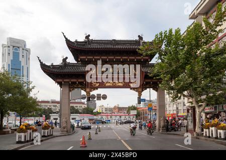 Shanghai, China - 10. August 2018: Eingangstor zur Hauptstraße von Fang Bang Zhong Lu in der Altstadt von Shanghai in der Nähe des Yuyuan-Gartens, Shanghais Popula Stockfoto