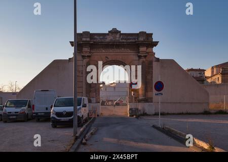 Toulon, Frankreich - 24. März 2019: Ehemaliges Tor des Toulon Departmental Strafanitäts. . Stockfoto