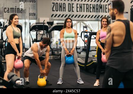 Fitnesskurs zum Heben von Kettlebells in einem Fitnessstudio Stockfoto