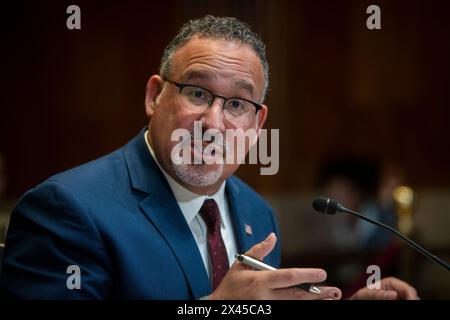 Der Sekretär des US-Bildungsministeriums Miguel Cardona erscheint vor einem Senat Mittel - Unterausschuss für Arbeit, Gesundheit und menschliche Dienste, und Bildung, Anhörung der zuständigen Behörden zur Prüfung der vorgeschlagenen Haushaltsvoranschläge und der Begründung für das Geschäftsjahr 2025 für das Bildungsministerium im Dirksen Senate Office Building in Washington, DC, Dienstag, 30. April 2024. Quelle: Rod Lamkey/CNP/MediaPunch Stockfoto