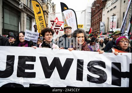 Am 27. April versammelten sich Tausende von Menschen, viele davon Juden, auf dem Parlamentsplatz, um zum Hyde Park zu marschieren, um gegen die israelische Bombardierung von Gaza zu protestieren. Stockfoto